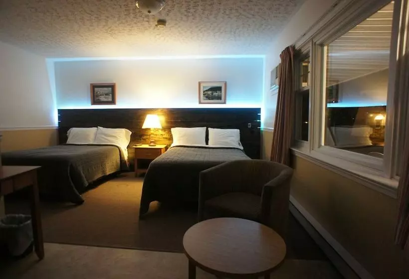 בית מלון כפרי Silverwood Inn & Suites