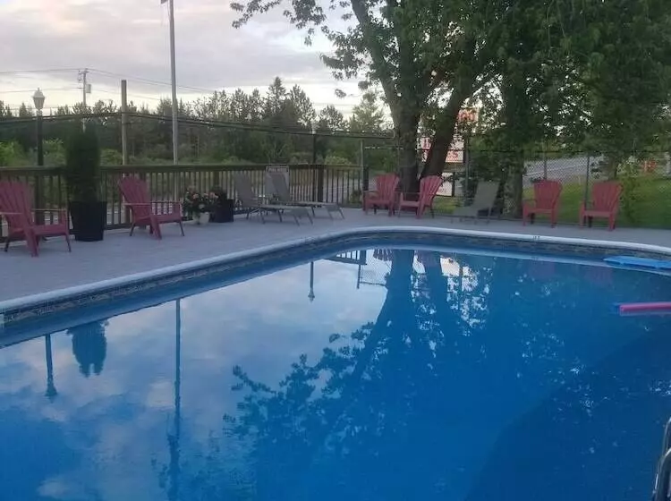 בית מלון כפרי Silverwood Inn & Suites