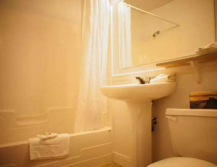 בית מלון כפרי Silverwood Inn & Suites