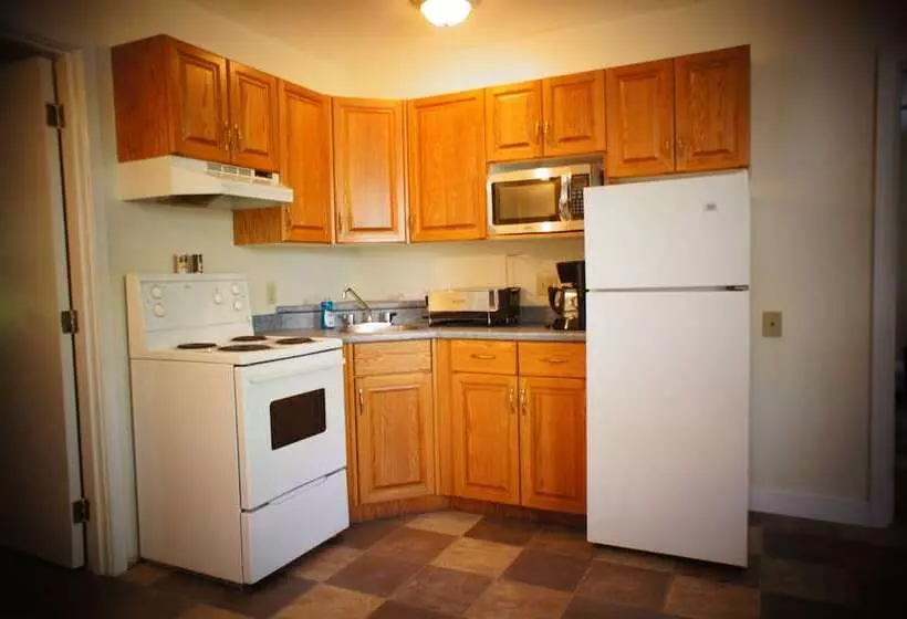 בית מלון כפרי Silverwood Inn & Suites