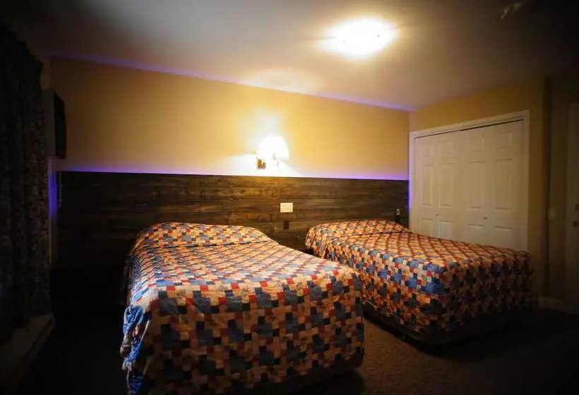 בית מלון כפרי Silverwood Inn & Suites