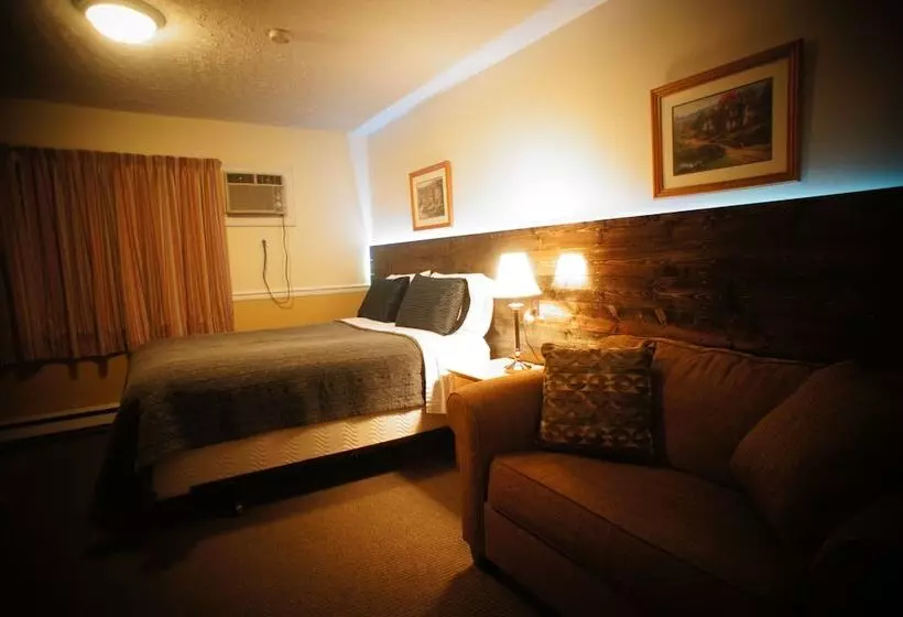 בית מלון כפרי Silverwood Inn & Suites