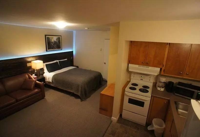 בית מלון כפרי Silverwood Inn & Suites