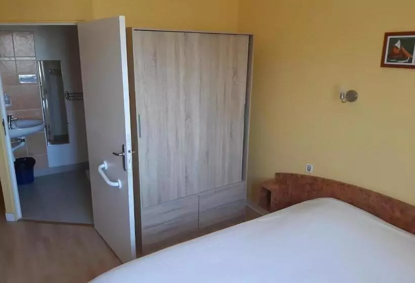 ホテル Home Des Pins Sarl