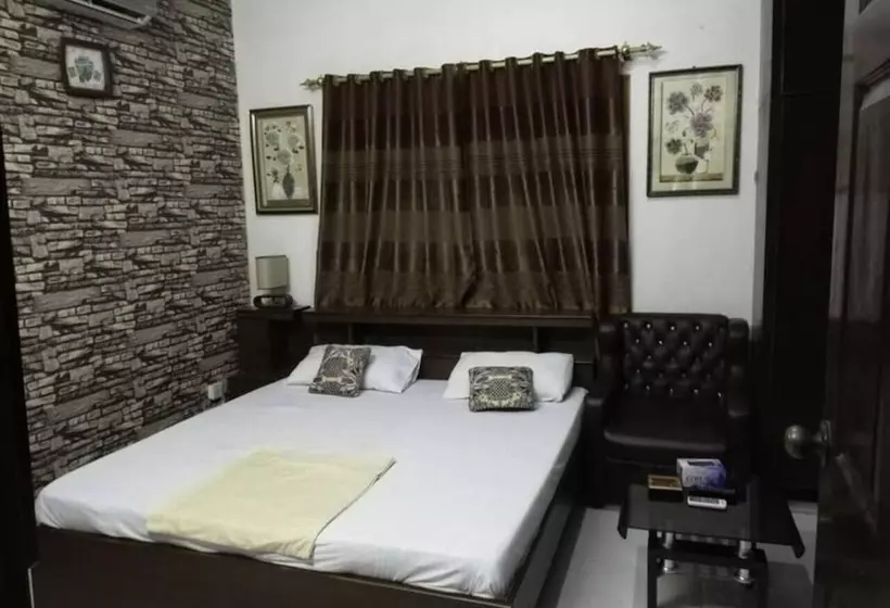 پانسیون Autobahn Guest House