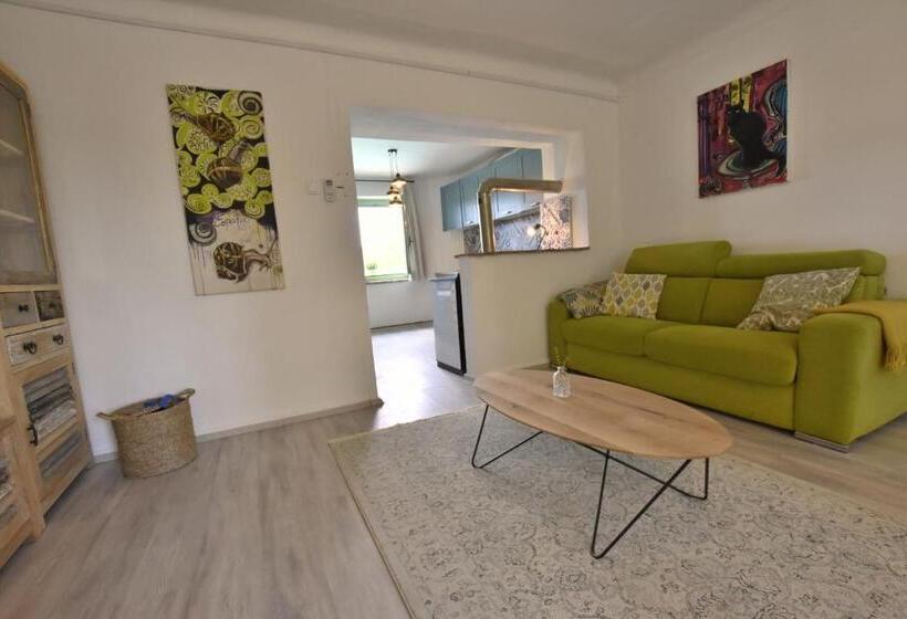 تختخواب و صبحانه Dvor Vipolže