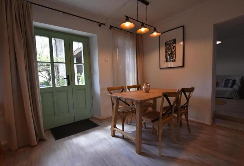 تختخواب و صبحانه Dvor Vipolže