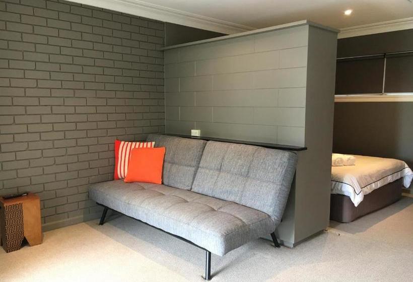 Dutchies Motel Nelson Bay & Dutchmans Beach Apartments