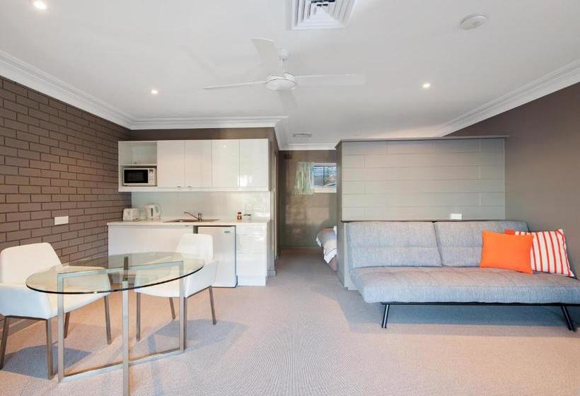 Dutchies Motel Nelson Bay & Dutchmans Beach Apartments