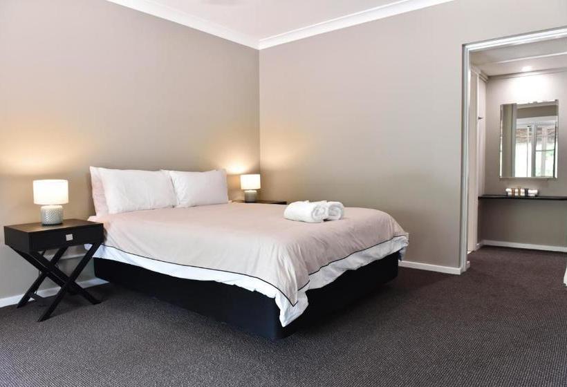 Dutchies Motel Nelson Bay & Dutchmans Beach Apartments