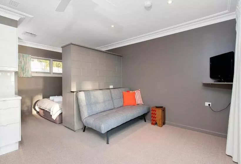 Dutchies Motel Nelson Bay & Dutchmans Beach Apartments