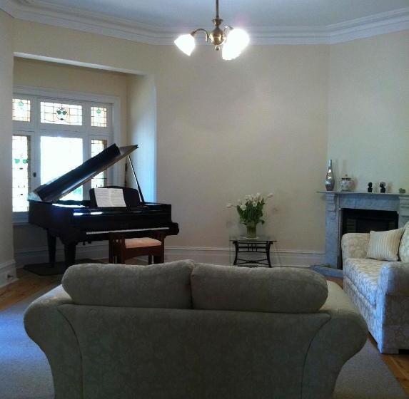 پانسیون Cockburn House