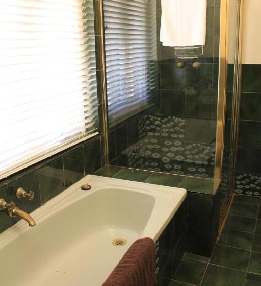 پانسیون Cockburn House