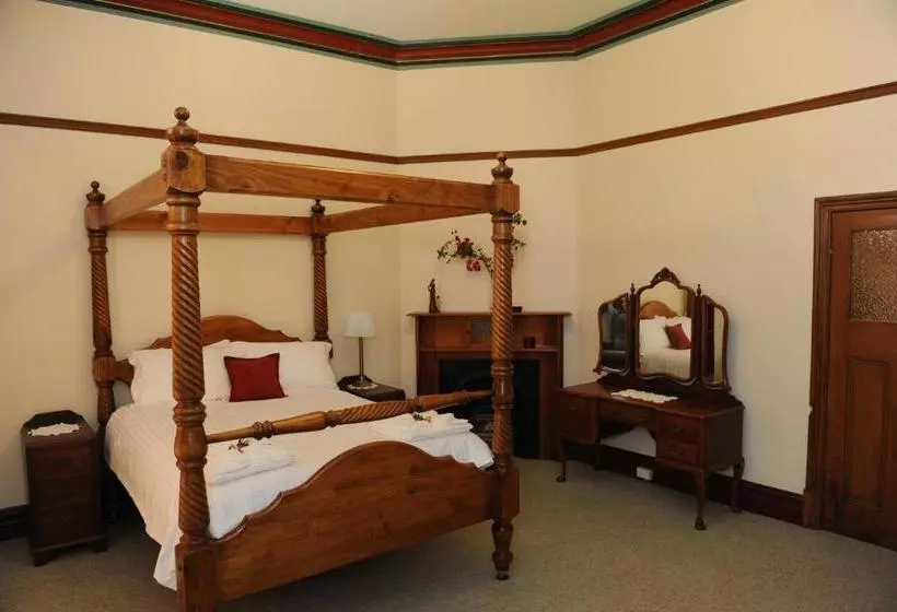 Majatalo Cockburn House
