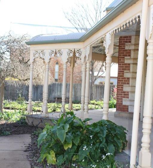 پانسیون Cockburn House