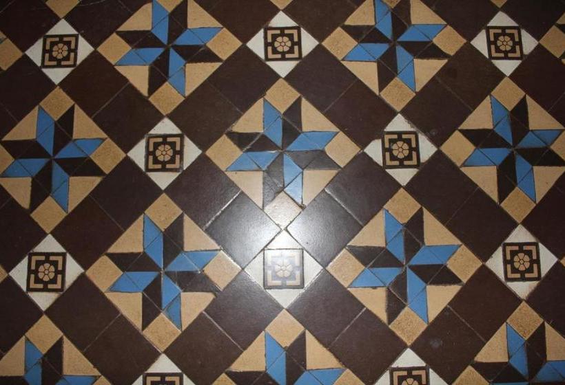 پانسیون Cockburn House