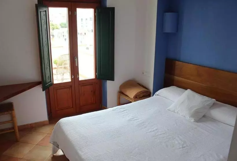 پانسیون Hostal Cristina
