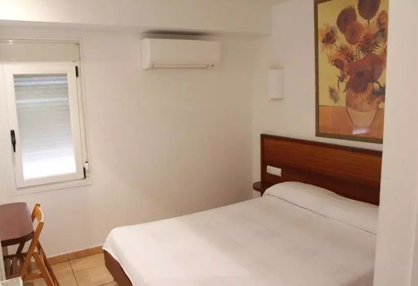 پانسیون Hostal Cristina