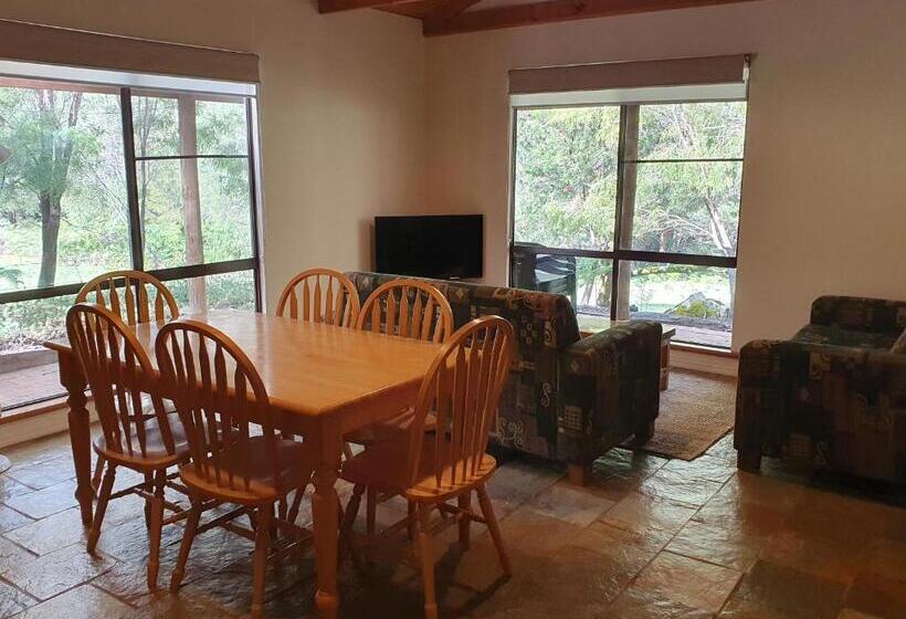 Отель Little River Farm Cottages