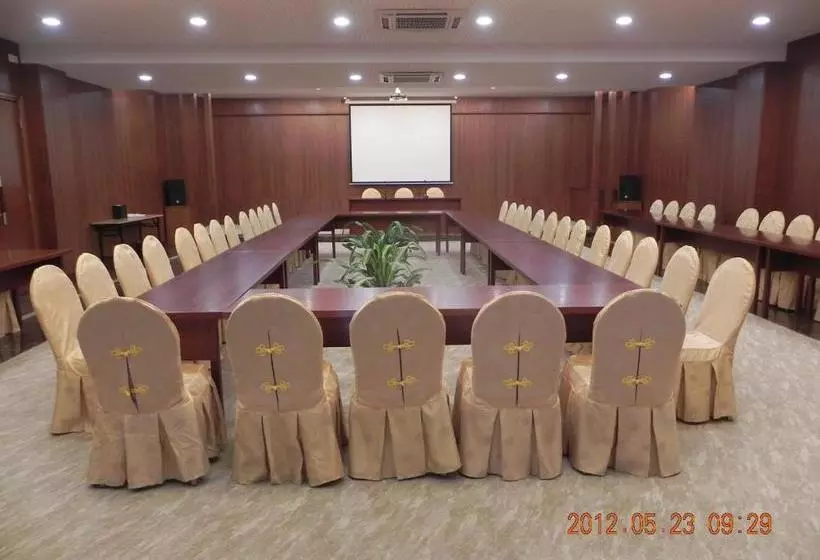 Phoenix Hill Hotel Dongguan   Golf Course Shop