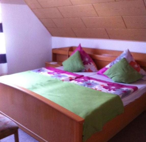 פנסיון Zur Burg Eltz