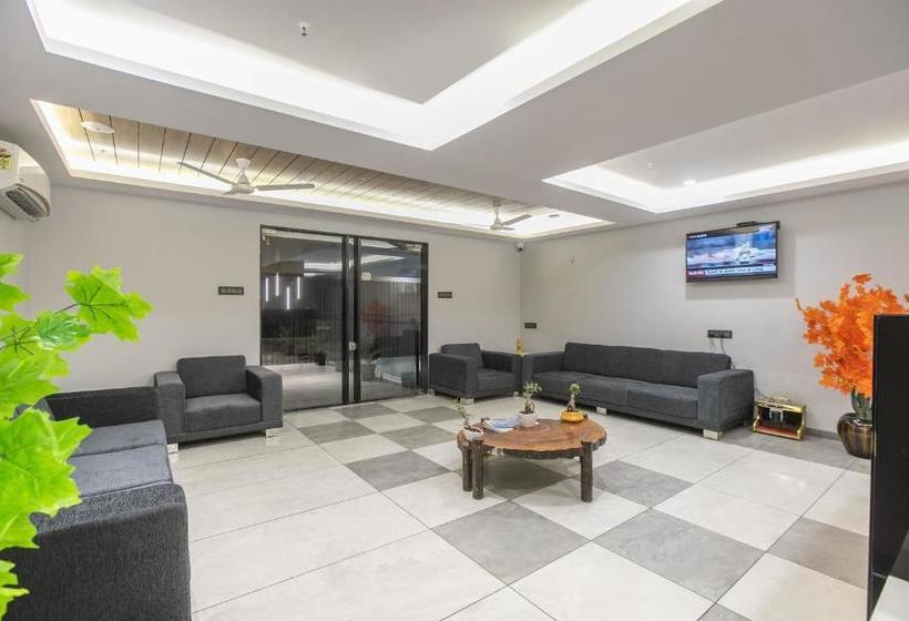 Hotell Vaccinated Staff Capital O 69251  Citadel 2