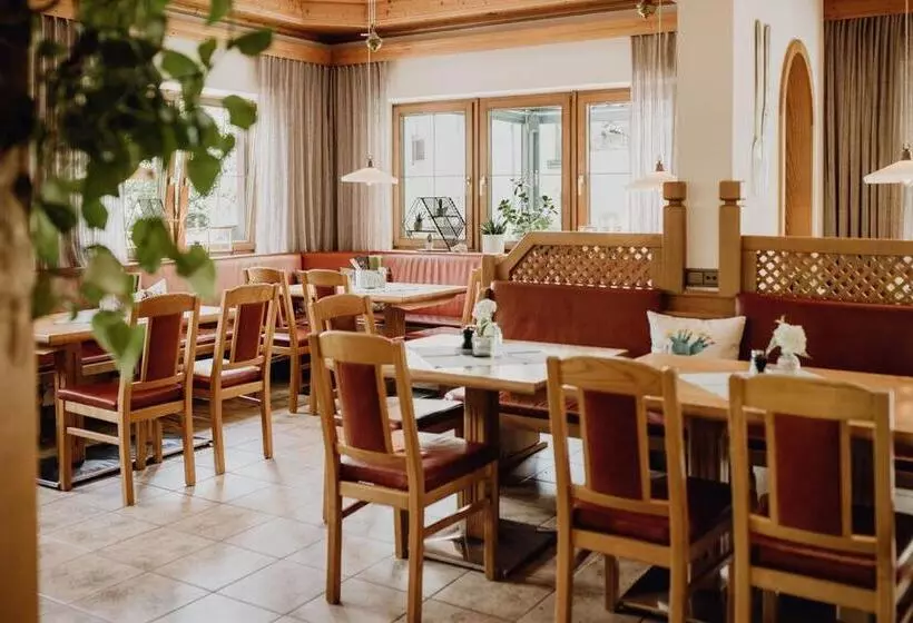 Dorfcafe Unken Hotelpension Swirtshaus Im Dorf