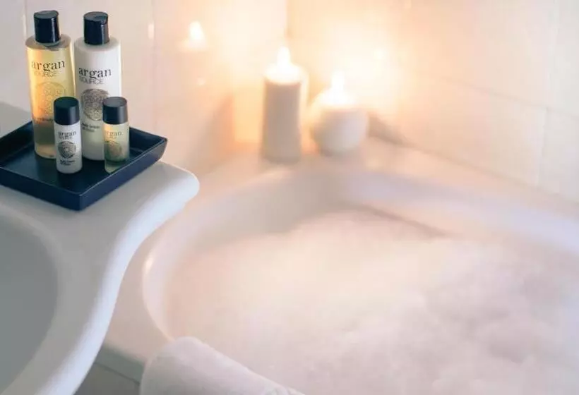 Hotelli Cardinal Of Florence   Recommended For Ages 25 To 55