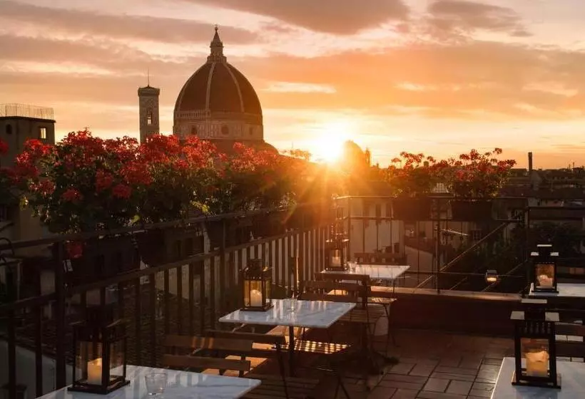 Hotelli Cardinal Of Florence   Recommended For Ages 25 To 55