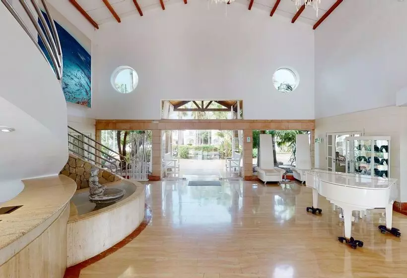 Garden Saladina - Adults Only