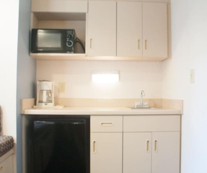 Отель Hometown Inn & Suites Jacksonville Butler Blvd./southpoint