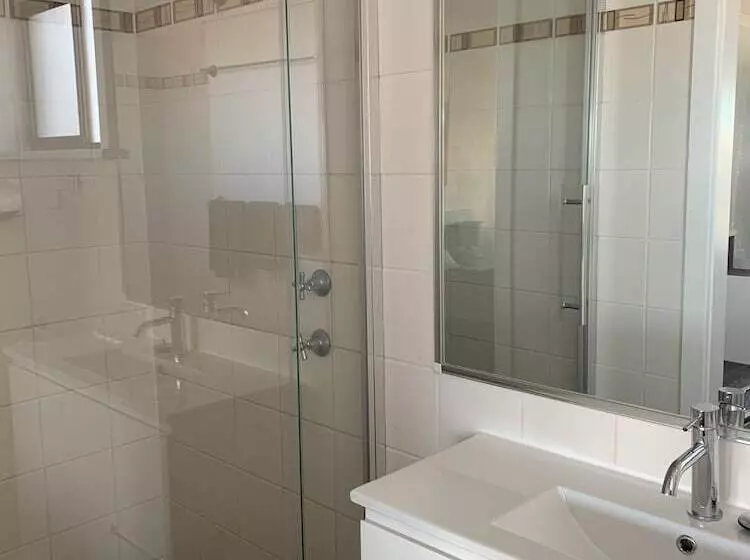 هتل Robetown Motor Inn & Apartments