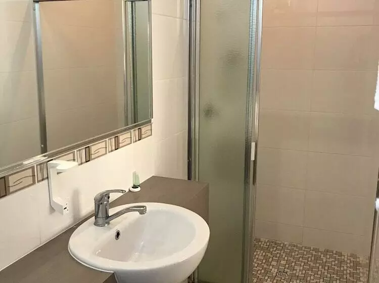 هتل Robetown Motor Inn & Apartments