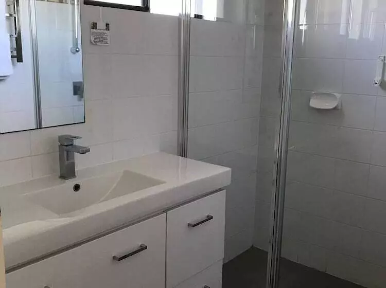 هتل Robetown Motor Inn & Apartments