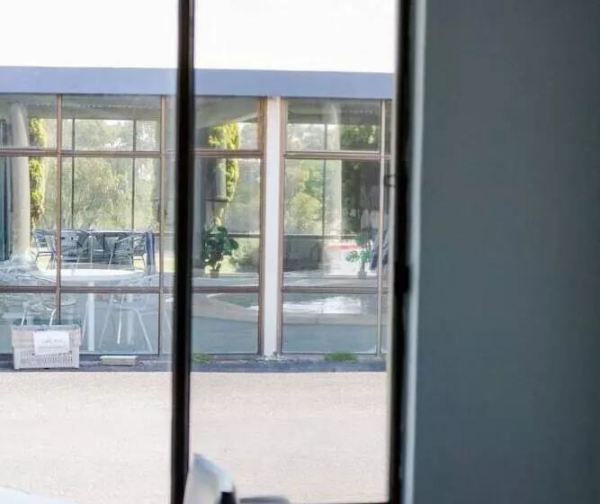 هتل Robetown Motor Inn & Apartments