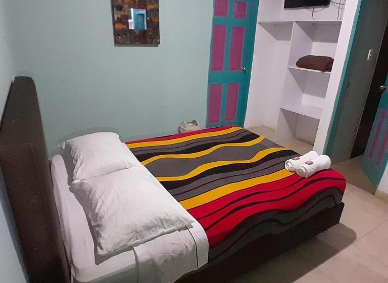 پانسیون Hostal Johnnier