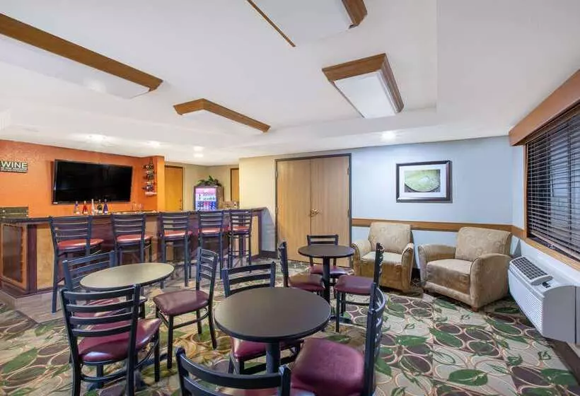 هتل Spark By Hilton Cedar Falls