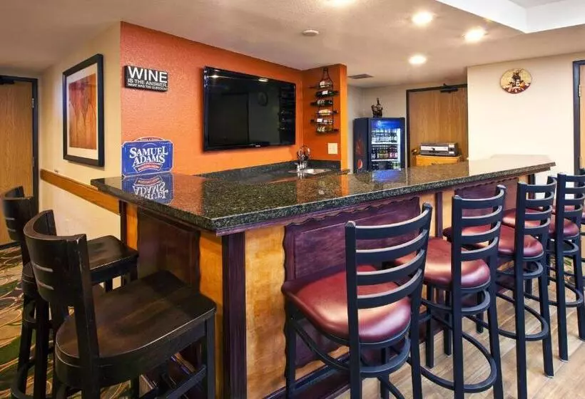 هتل Spark By Hilton Cedar Falls