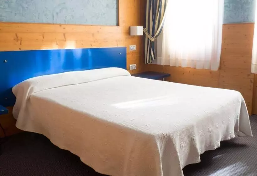 Отель Bezana Lago