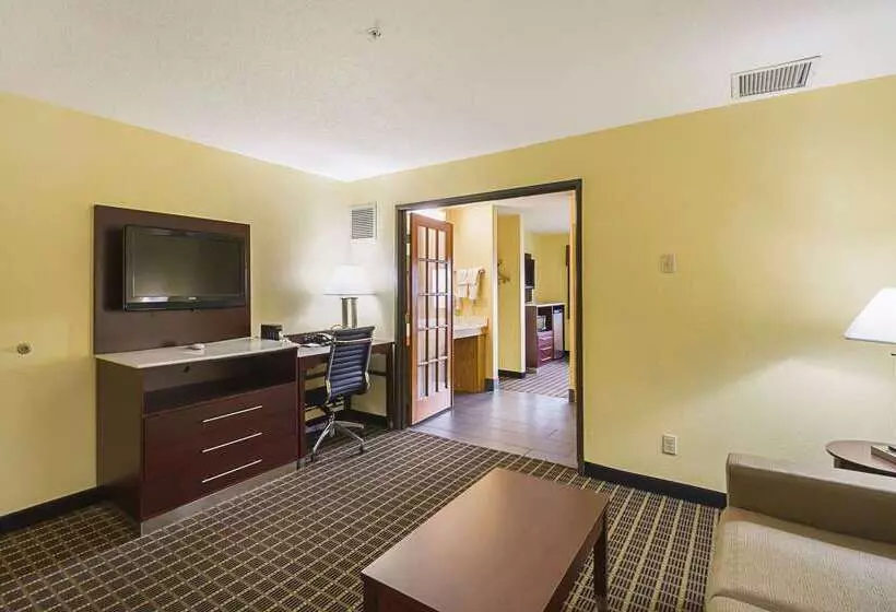 Отель Quality Inn & Suites Harrington Milford