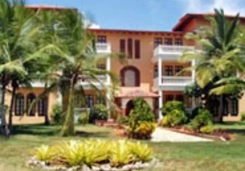 استراحتگاه Hotel Reina Cumayasa Beach & Suites