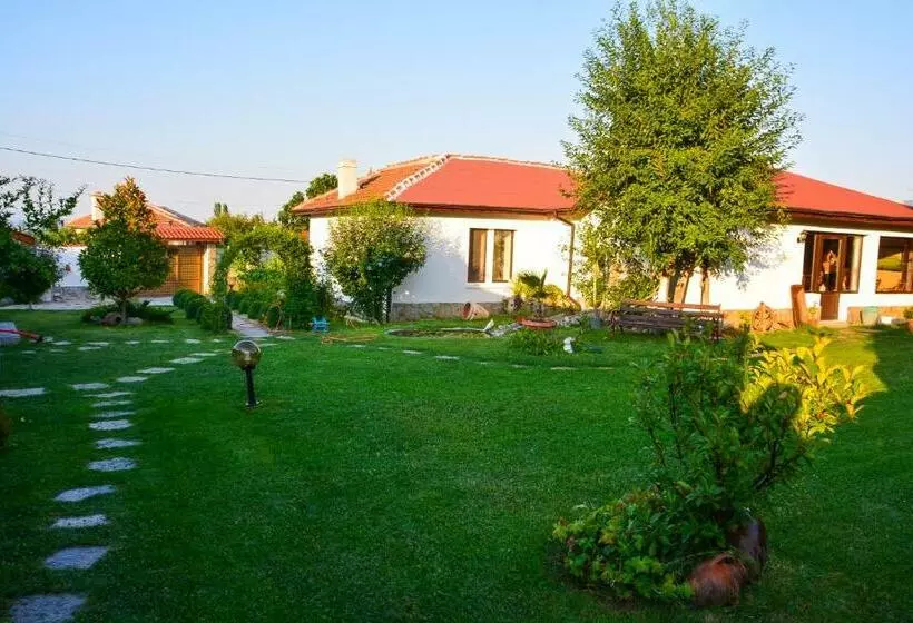 Majatalo Guest House Raiski Kаt