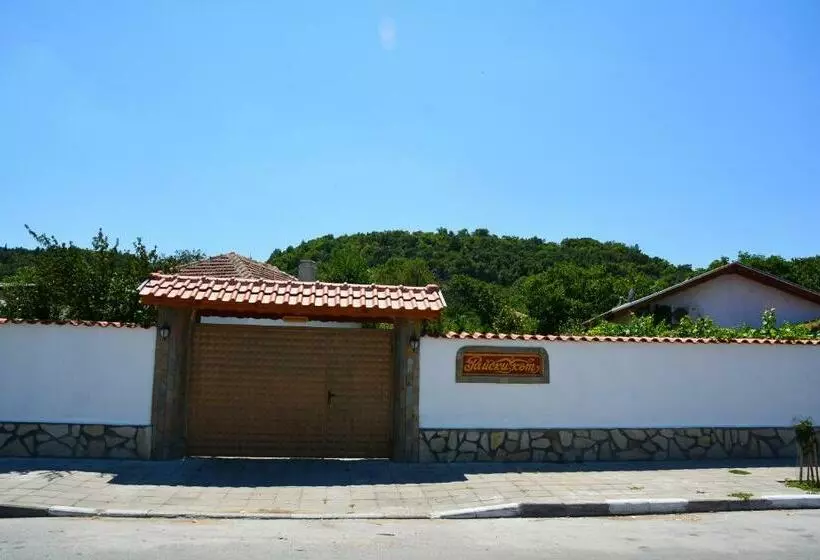 Majatalo Guest House Raiski Kаt