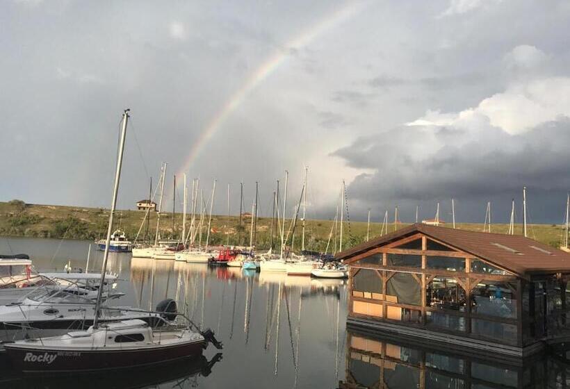 استراحتگاه Lifeharbour Limanu