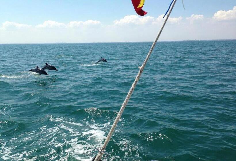 استراحتگاه Lifeharbour Limanu