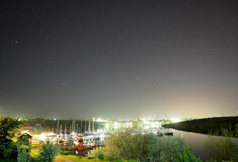 استراحتگاه Lifeharbour Limanu