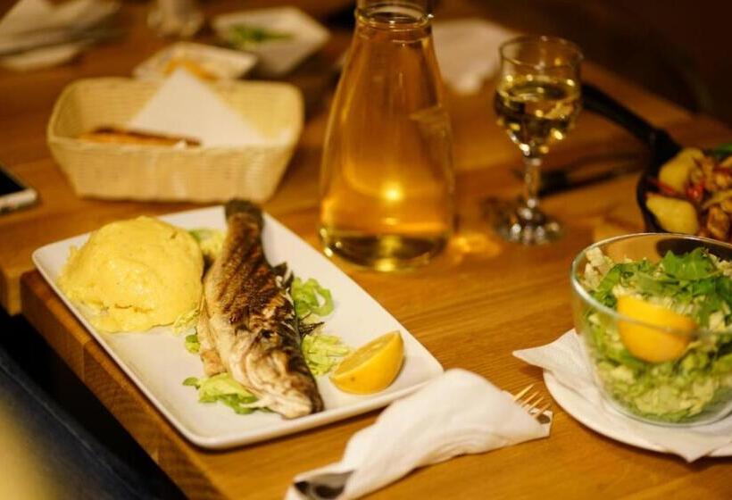 استراحتگاه Lifeharbour Limanu