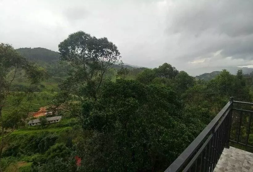 هتل Green Leaves