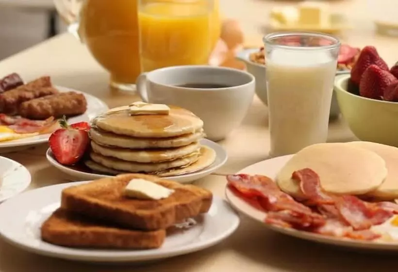 Hotelli Sheridan Lawrence Inn