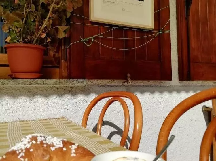 تختخواب و صبحانه La Genzianella